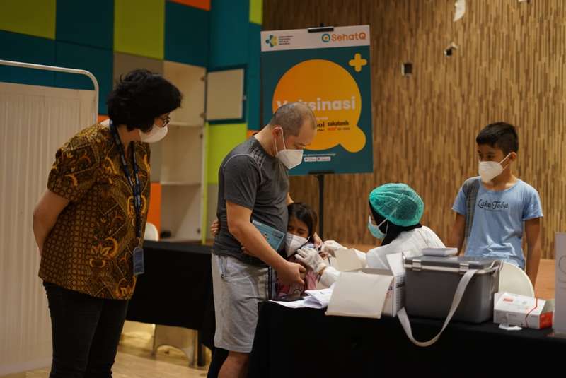 Francisca Susilawati (Head of Corporate Communication & CSR BFI Finance) meninjau kegiatan vaksinasi anak-anak di Qbig BSD City