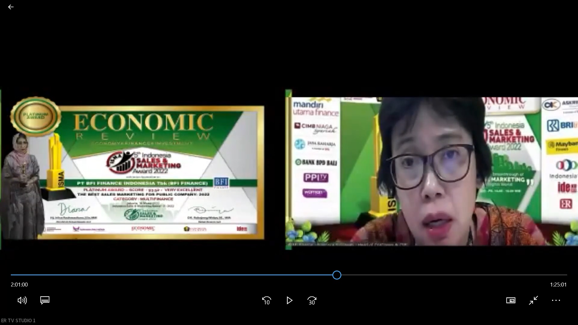 Francisca Susilawati (Head of Corporate Communication & CSR) mewakili Perusahaan menerima penghargaan