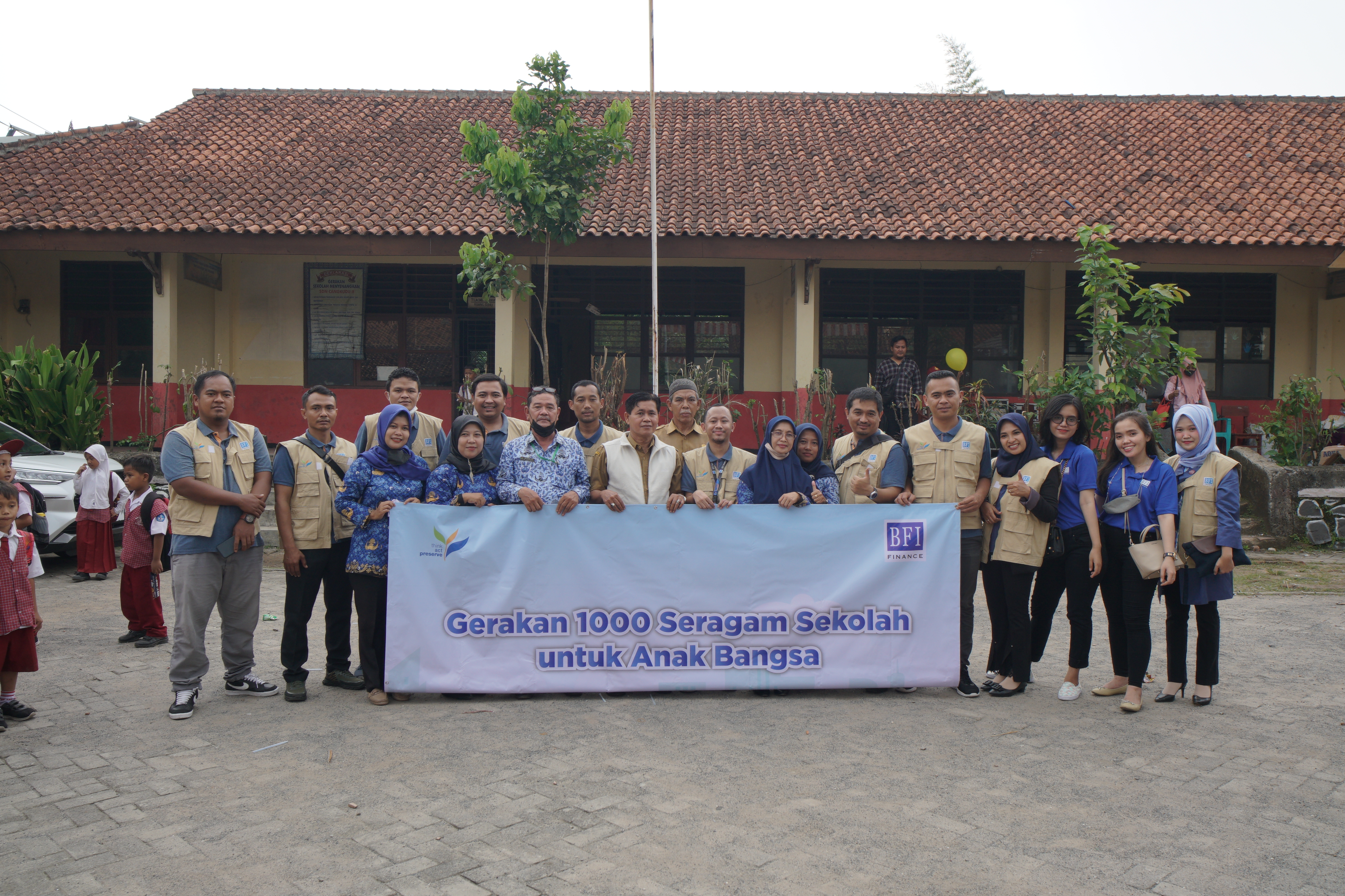 Paket seragam untuk anak-anak SD di Balaraja, Tangerang