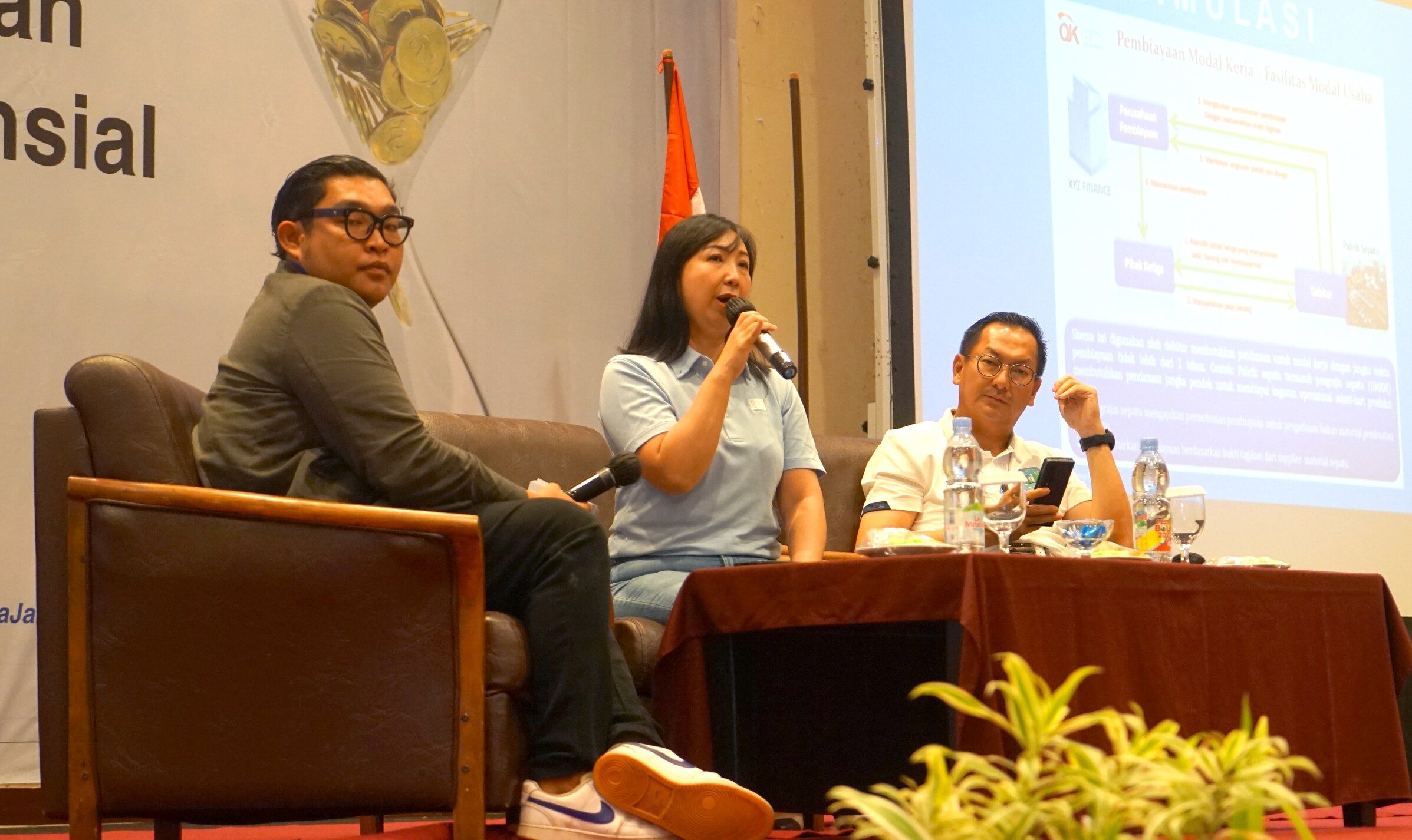 Priscilla Angeline, Finance Head BFI Finance, selaku pembicara didampingi Isyak Meirobie, Wakil Bupati Belitung (paling kanan)