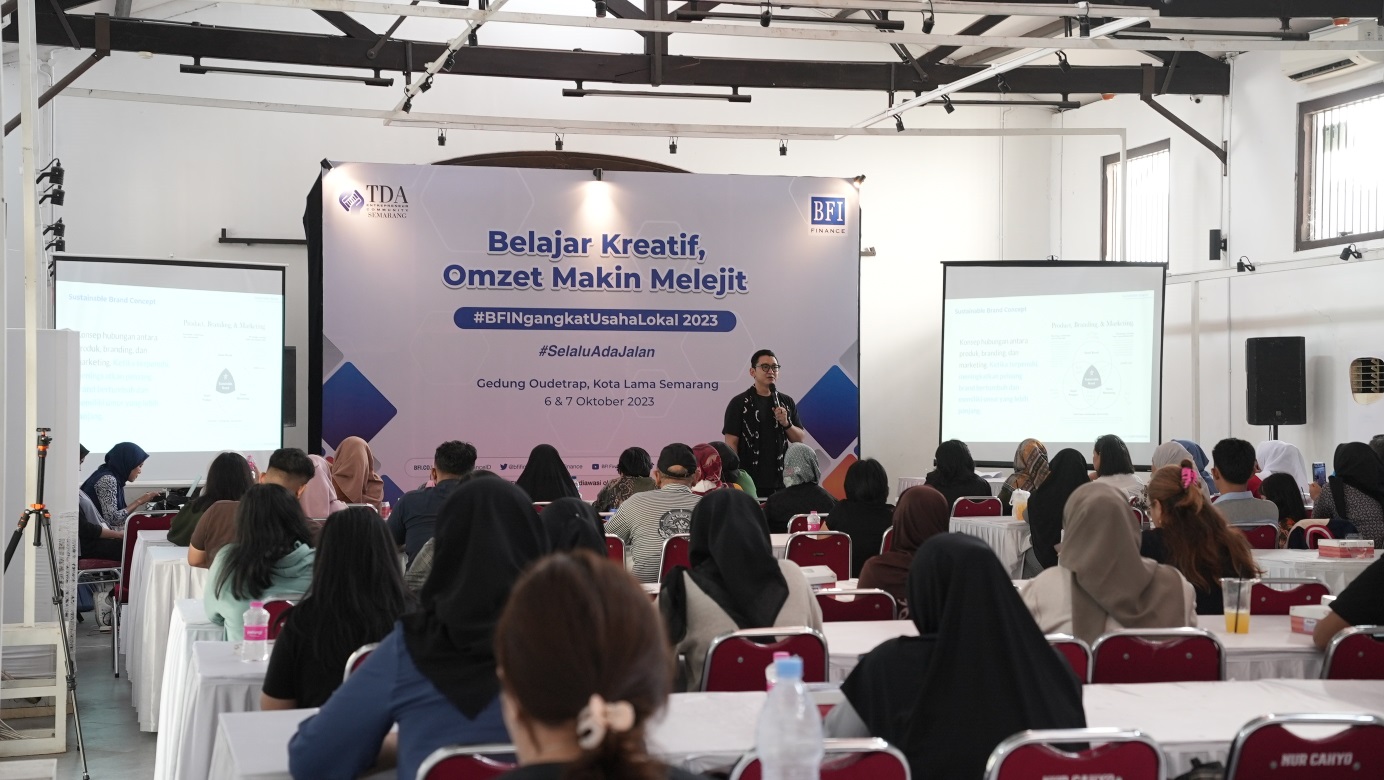 Pemateri membagikan ilmu dan pengalamannya sebagai pemilik usaha 