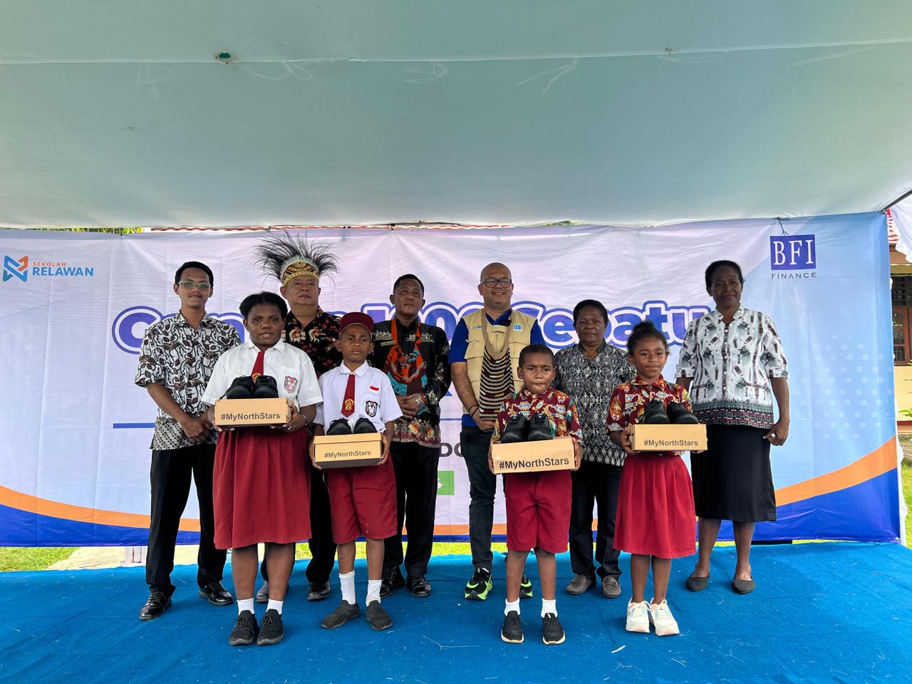 BFI Finance Salurkan 1000 Pasang Sepatu untuk Pelajar di Pulau Papua
