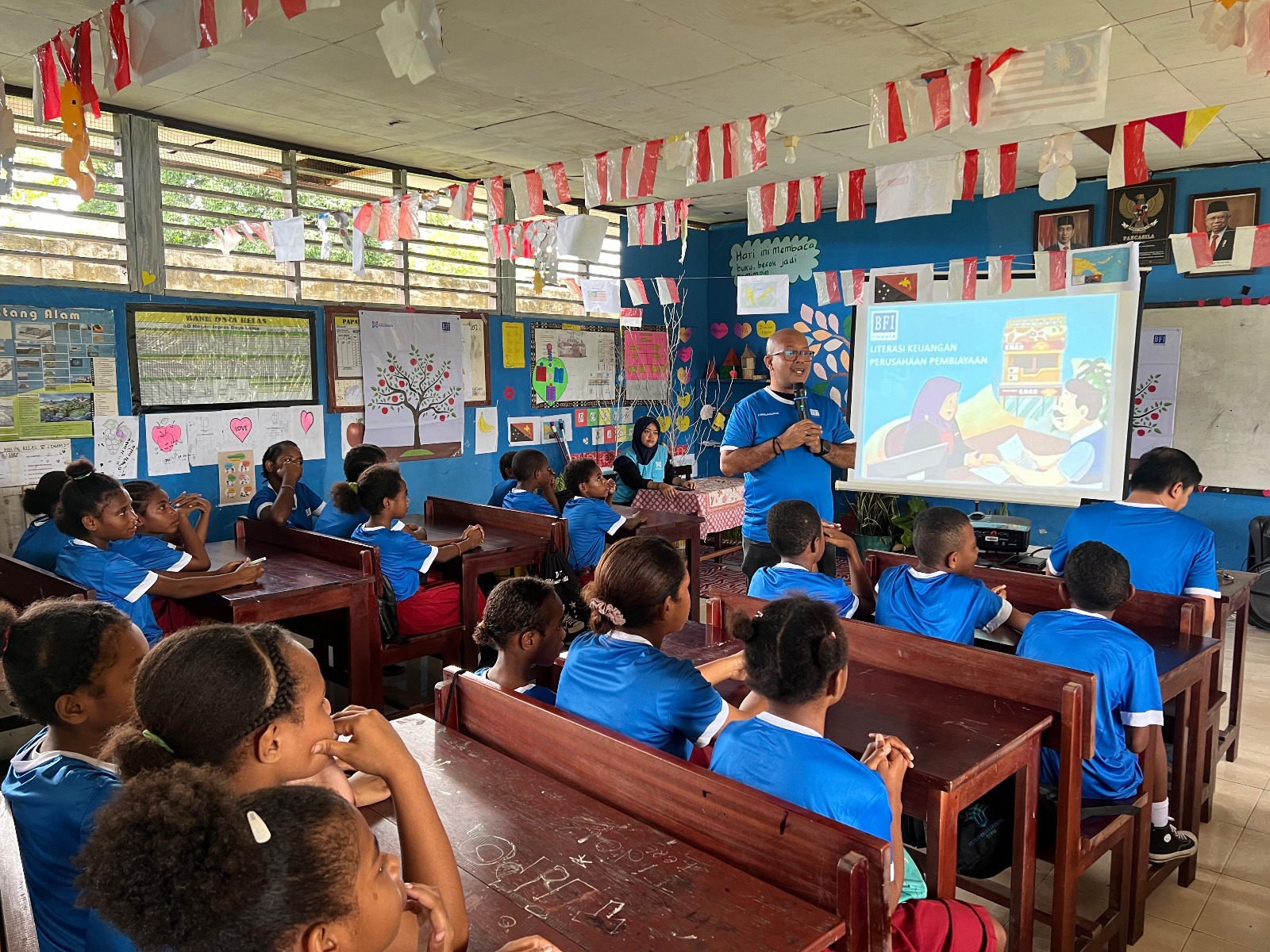 Sesi edukasi keuangan yang dibawakan oleh Marsi Noya (Area Manager BFI Finance Manampa)