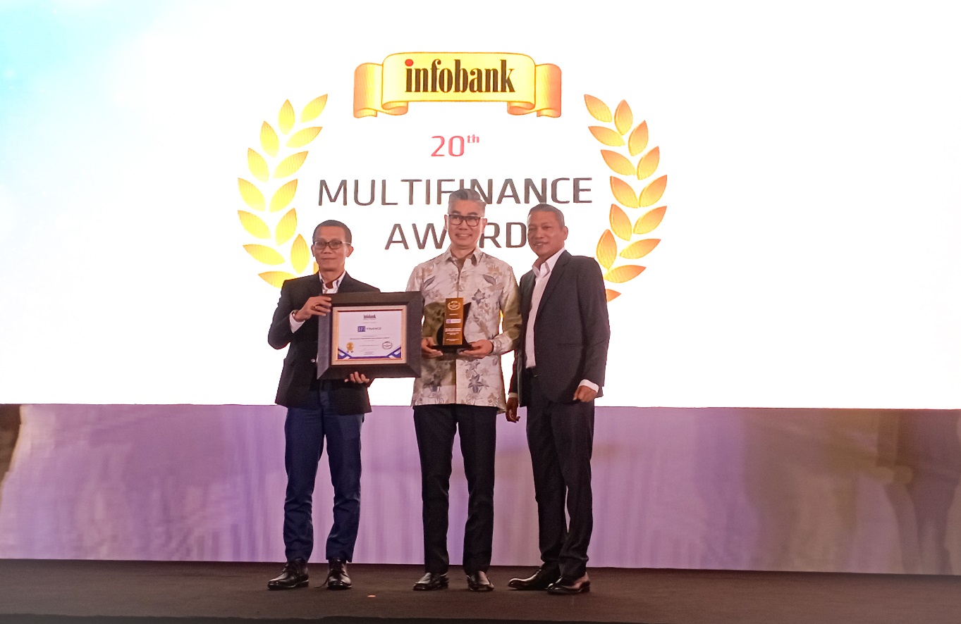 Penghargaan untuk BFI Finance diterima oleh Sutadi (Direktur Bisnis dan Manajemen Aset BFI Finance)