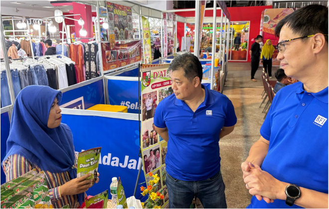 (ka-ki): Sudihartono (General Manager Region Sumatra) dan Johan (Area Manager Wilayah Sumbagut) berbincang dengan salah satu peserta bazar UMKM