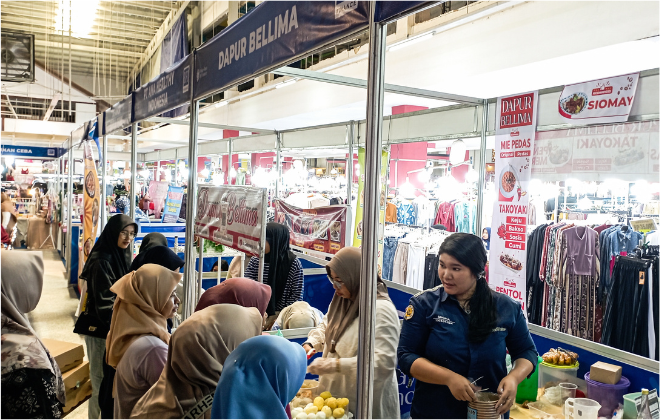 Antusiasme pengunjung berbelanja di tenant bazar Pekan Raya BFI Finance