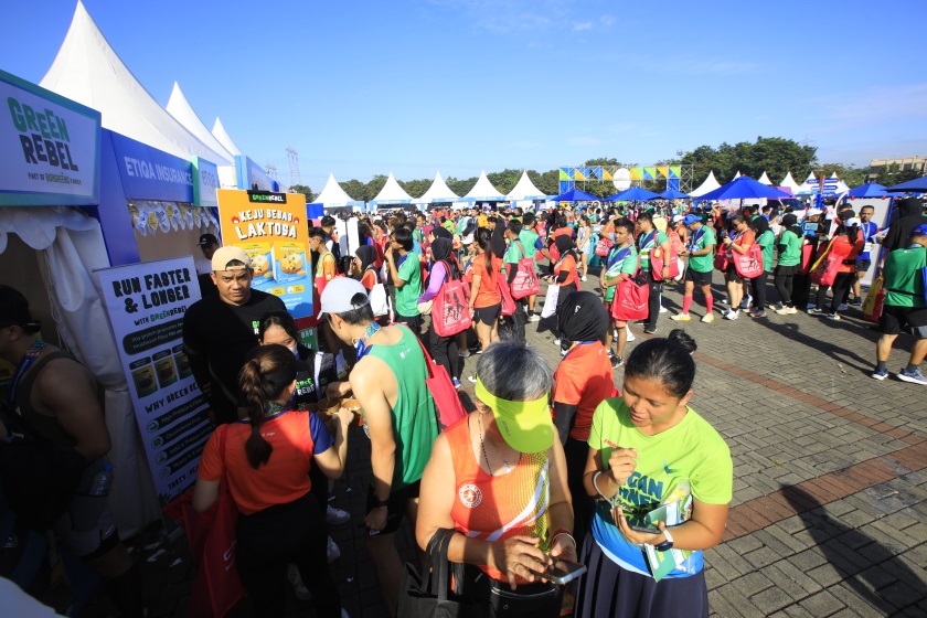 Keramaian di booth-booth area race village 