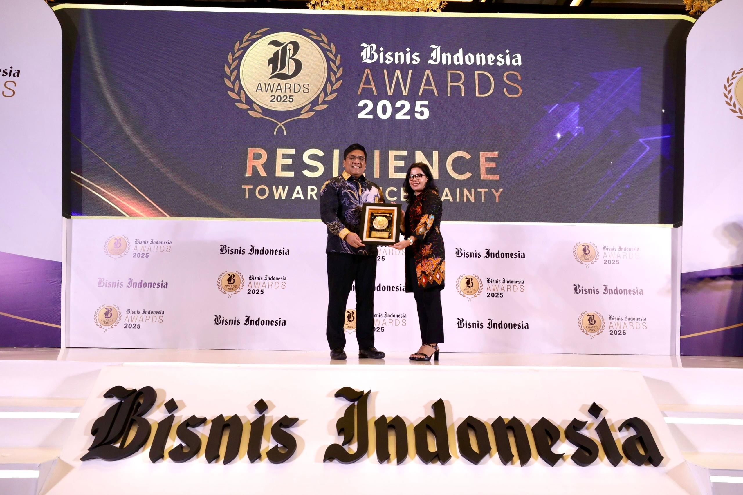 Serah terima penghargaan kepada Goklas (Direktur Transformasi) dari Maria Y. Benyamin (Direktur Pemberitaan & Produksi BIG dan Pemimpin Redaksi Bisnis Indonesia)