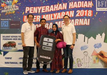 BFI Finance Serahkan Hadiah Mobil Kepada Konsumen Setia di Jambi